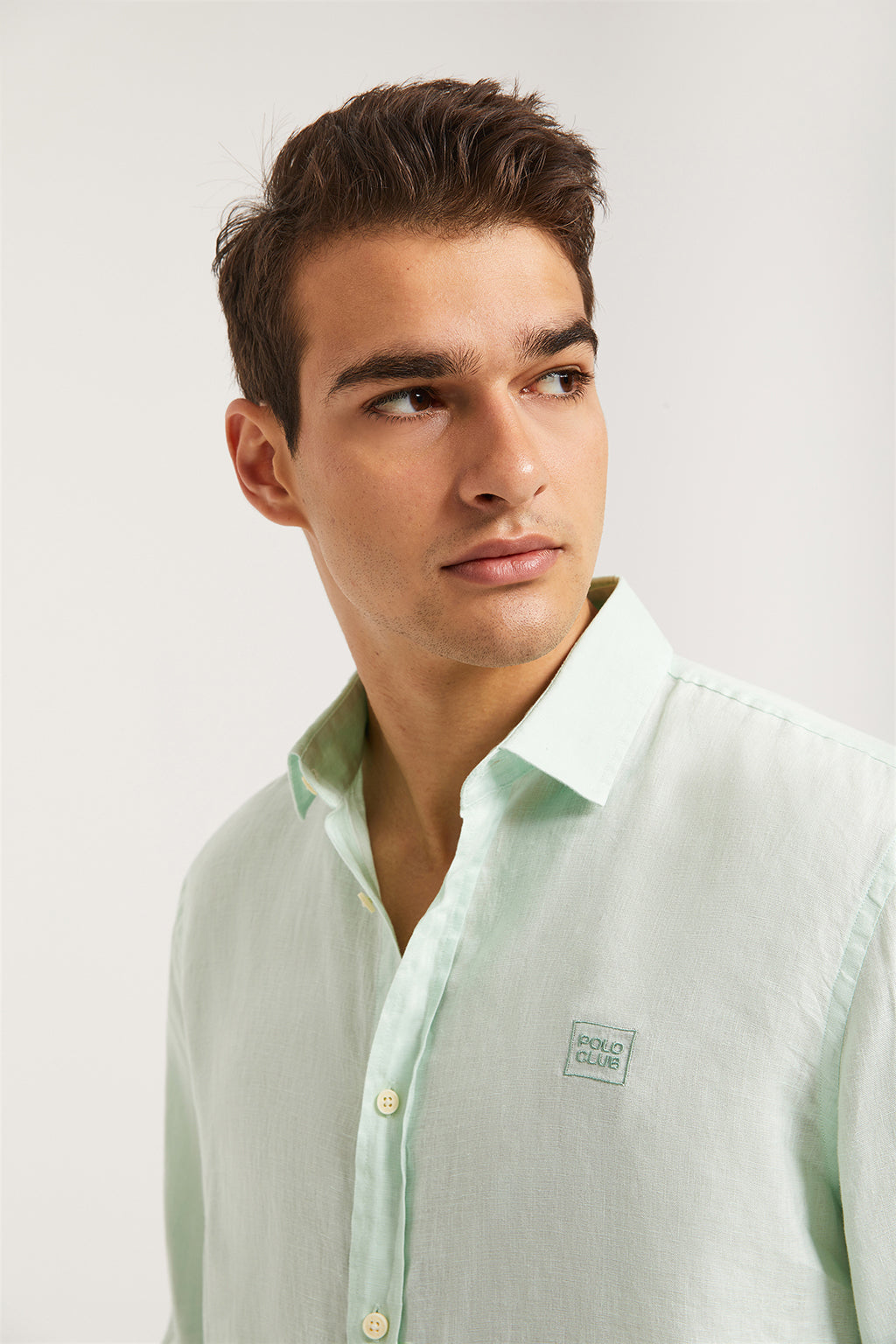 Camisa de lino verde claro de cuello francés y logo bordado – Polo