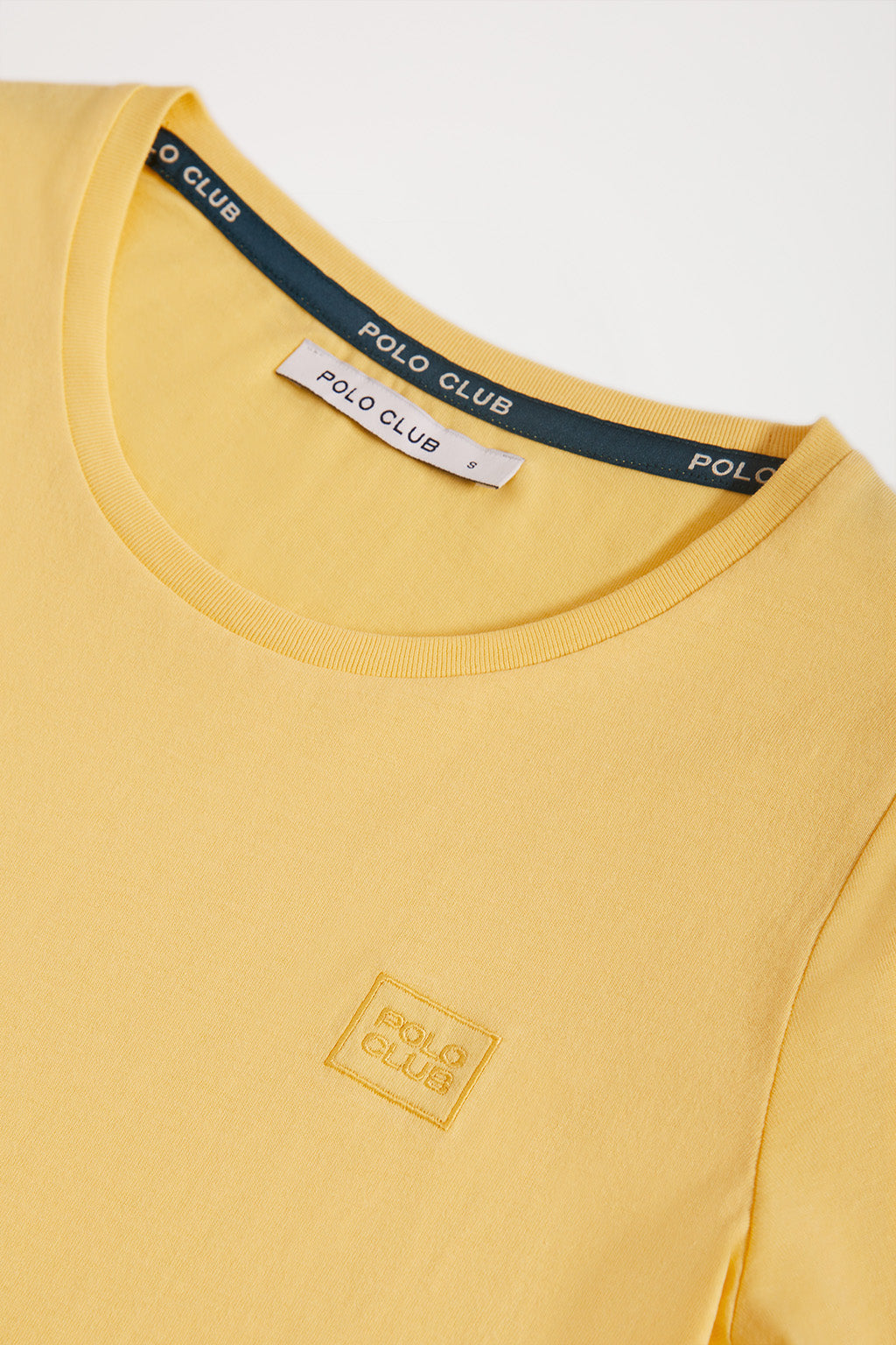 Camiseta amarilla con pequeño logo bordado – Polo Club