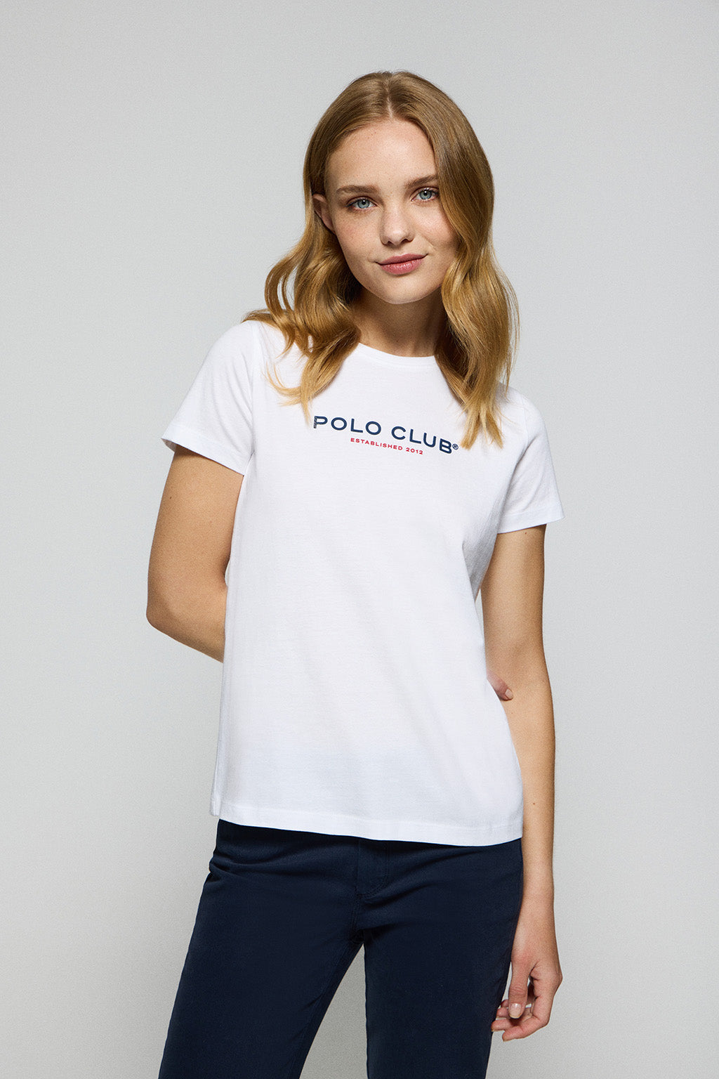 Camiseta para mujer de cuello redondo blanca con logo engomado Minimal Title Polo Club