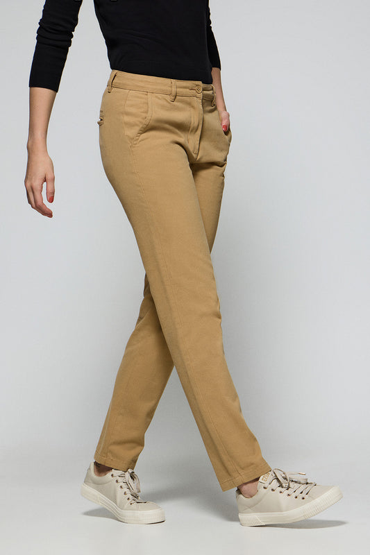 Pantalón chino May color arena con bordado en bolsillo minimal Polo Club