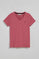 Camiseta color rosa vino de cuello de pico y manga corta con bordado Rigby Go